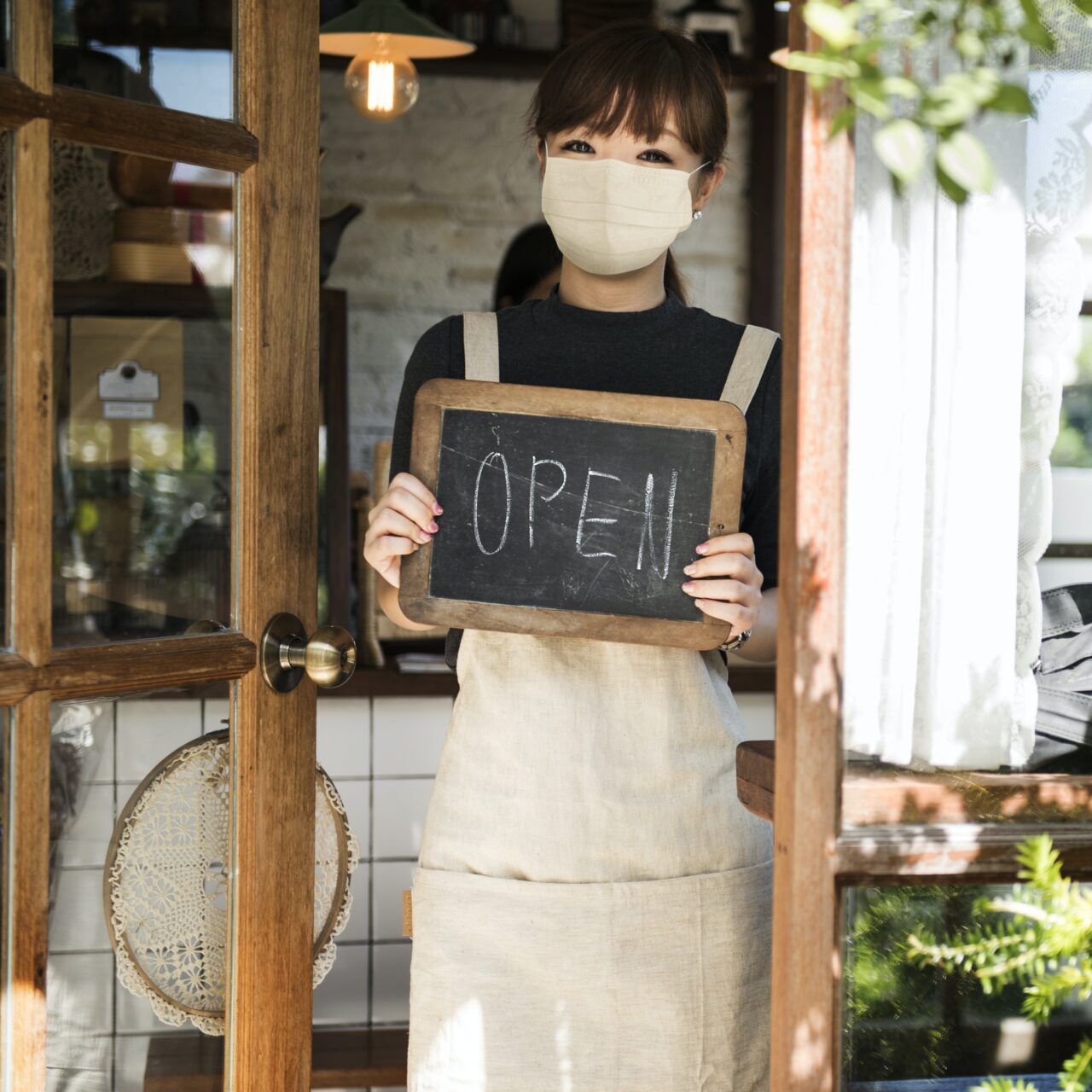 日中ビジネスモデルコンテスト「日中SNSを学ぼう!」 1 Japanese barista woman in face mask at cafe