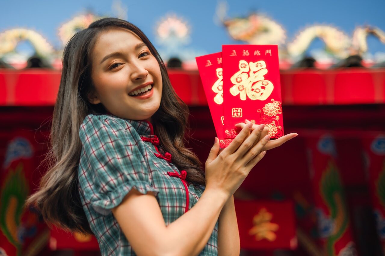 CHINESE NEW YEAR WOMAN